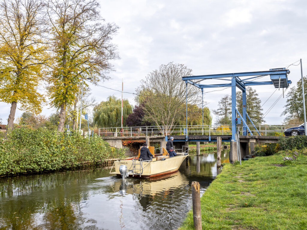 Der Paul-Gerhardt-Weg führt über die Zugbrücke Groß Köris