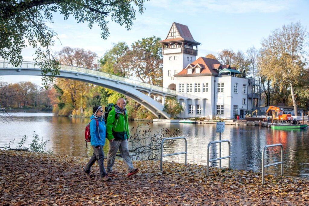 zwei Wanderer auf dem Paul-Gerhardt-Weg, nominiert für Deutschlands schönster Wanderweg, am Ufer der Spree in Berlin